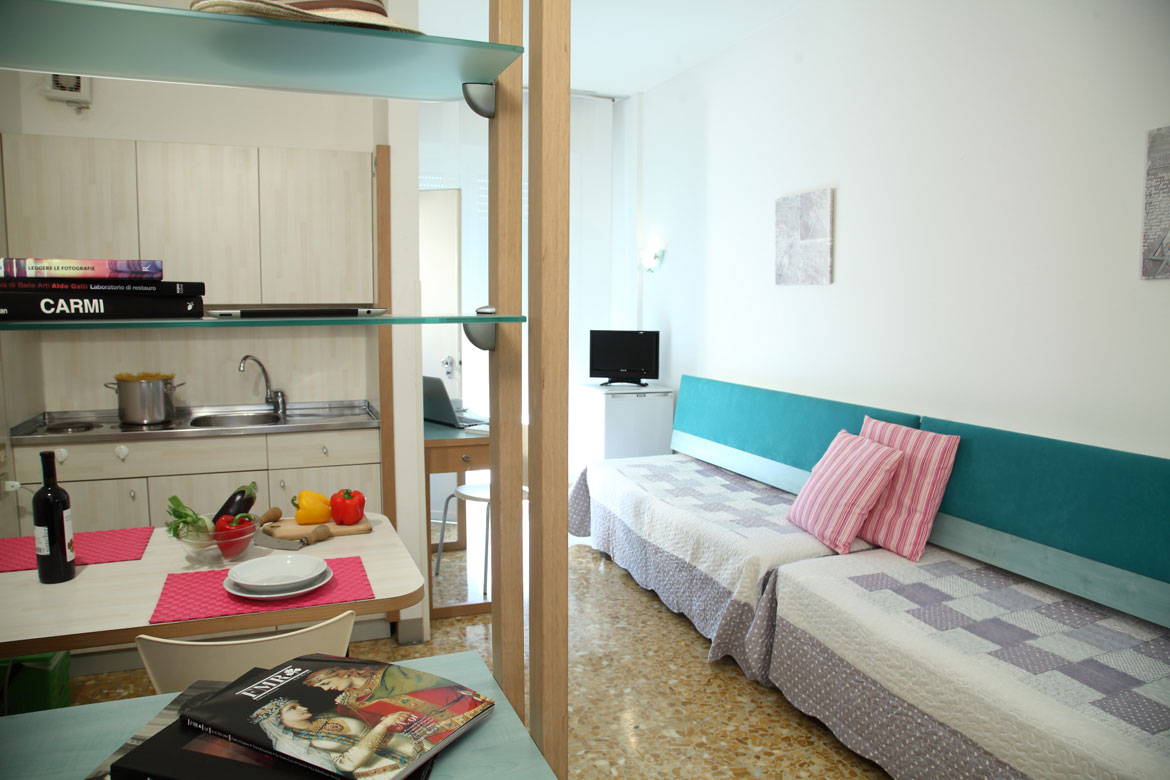 Standard double room with kitchenette private en-suite bathroom and Wi-Fi connection. Double bed or twin beds.<br />