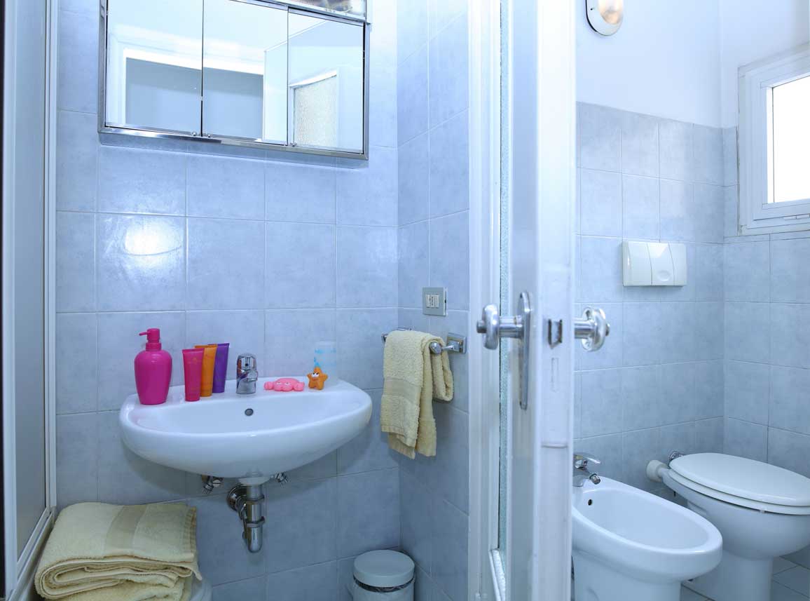 Large double room with kitchenette private en-suite bathroom and Wi-Fi connection. Double bed or twin beds.<br />