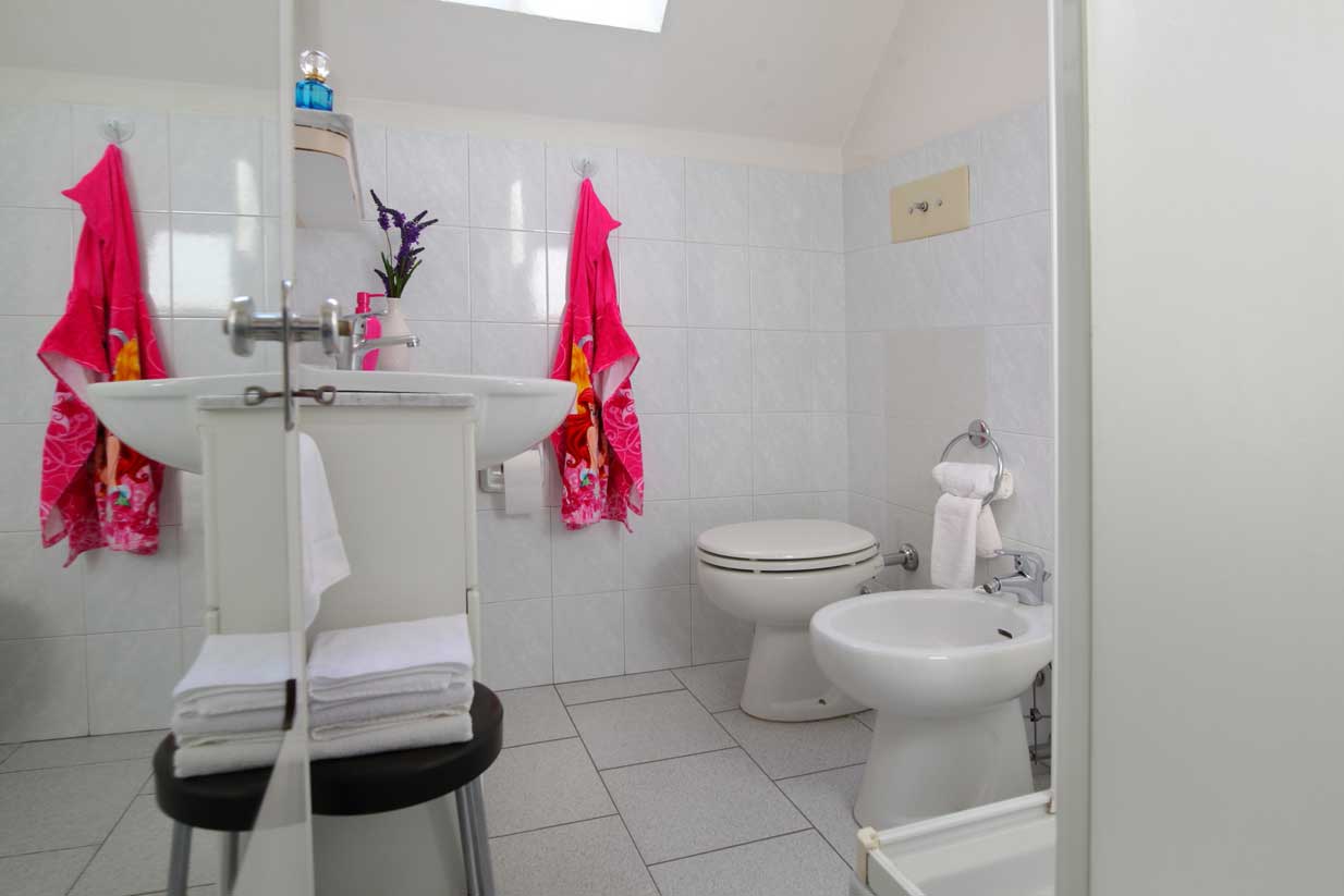 Three-room apartment for 4 guests with kitchenette, private en-suite bathroom, air conditioning and Wi-Fi connection. Available with one double and two single bed  or alternatively with four single beds.<br />