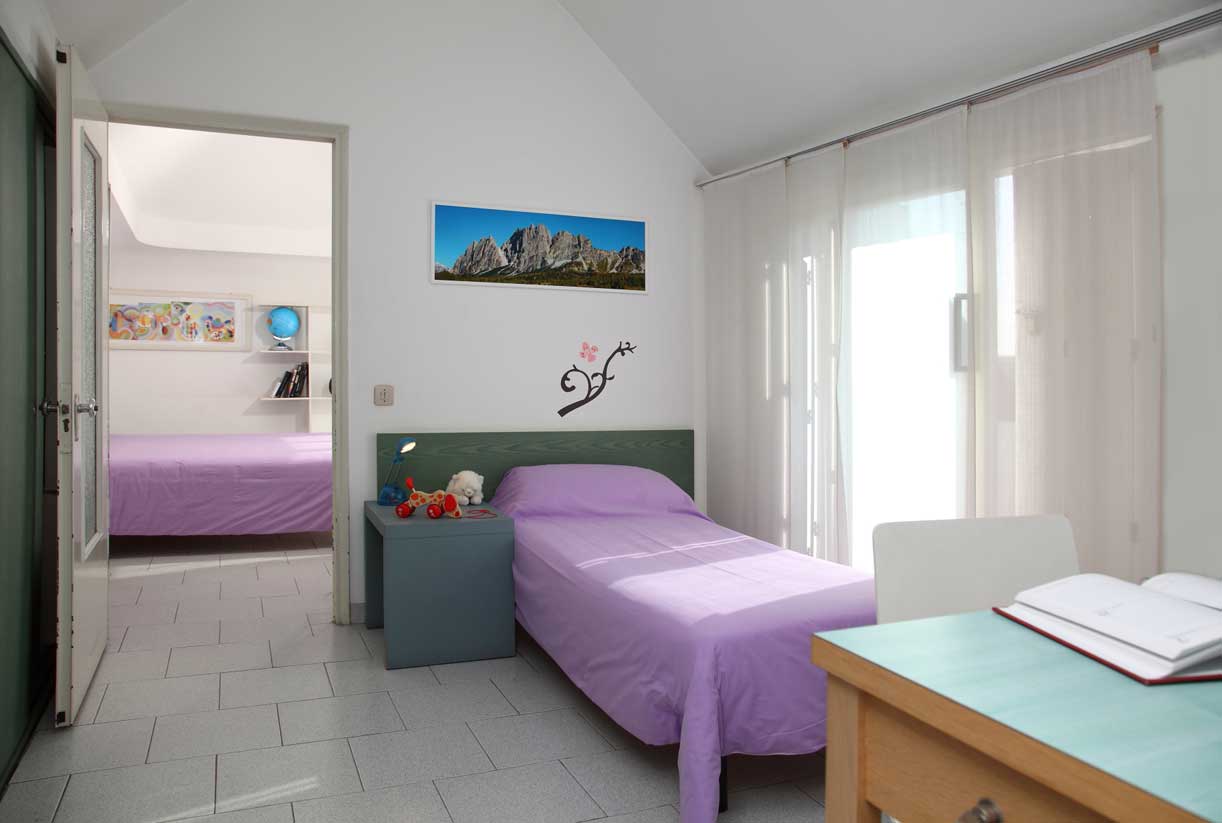 Three-room apartment for 4 guests with kitchenette, private en-suite bathroom, air conditioning and Wi-Fi connection. Available with one double and two single bed  or alternatively with four single beds.<br />